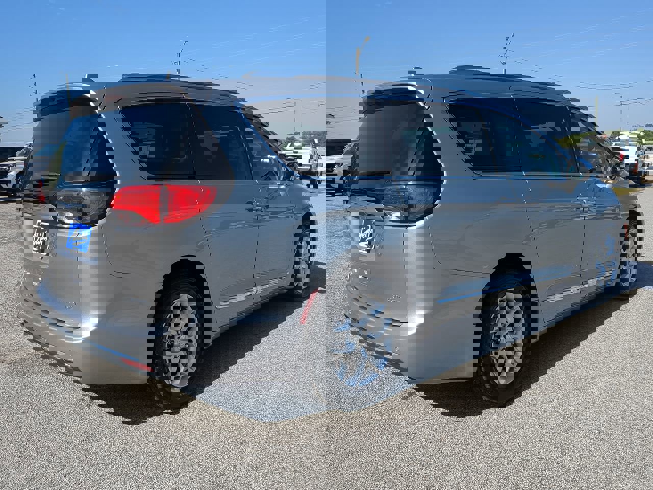 Used 2019 Chrysler Pacifica Limited w/ 8-pass Seating Package image 4