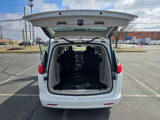 Used 2022 Chrysler Voyager LX image 23