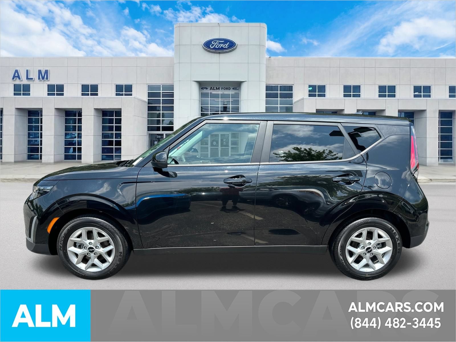 Used 2025 Kia Soul LX w/ LX Technology Package FWD image 9