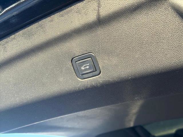 Used 2022 GMC Yukon XL SLT w/ SLT Premium Package image 7