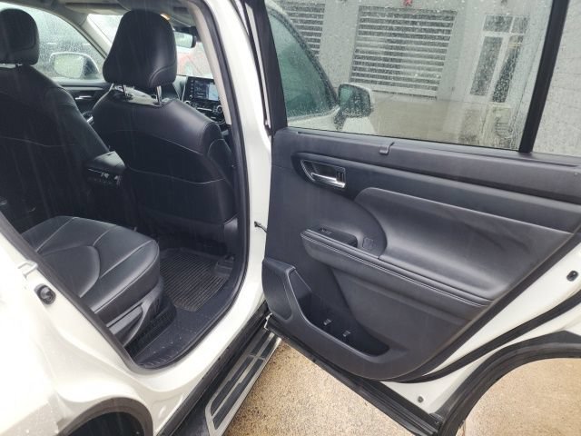 Used 2021 Toyota Highlander XLE AWD/4WD image 39