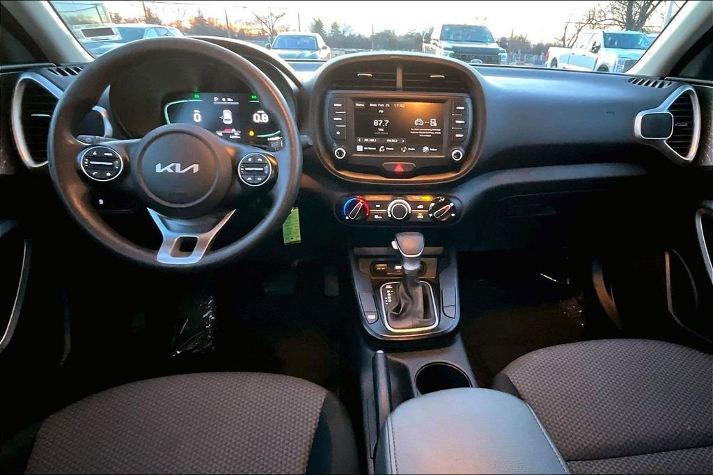 Used 2023 Kia Soul LX w/ LX Technology Package image 14