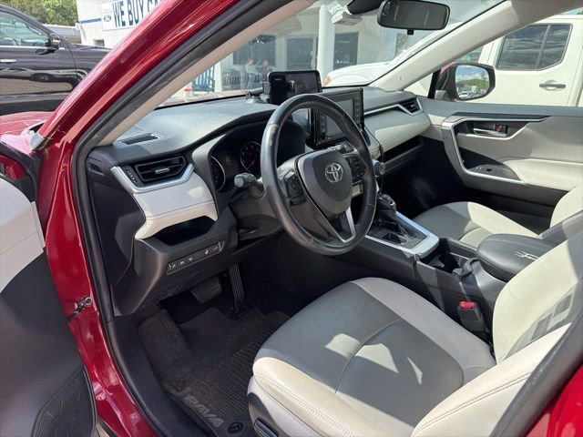 Used 2020 Toyota RAV4 XLE Premium FWD image 17
