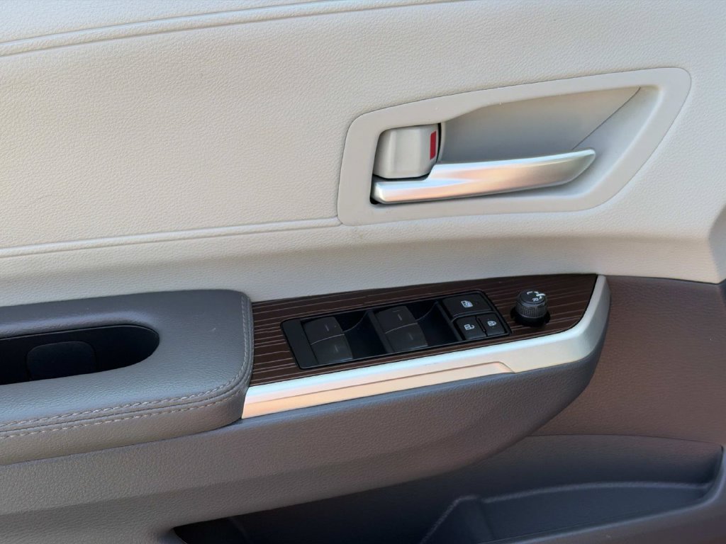 Used 2023 Toyota Sienna XLE FWD image 23