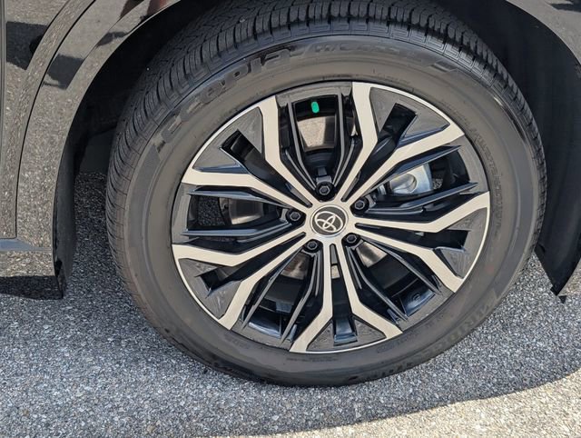 Used 2025 Toyota Crown Signia XLE image 14