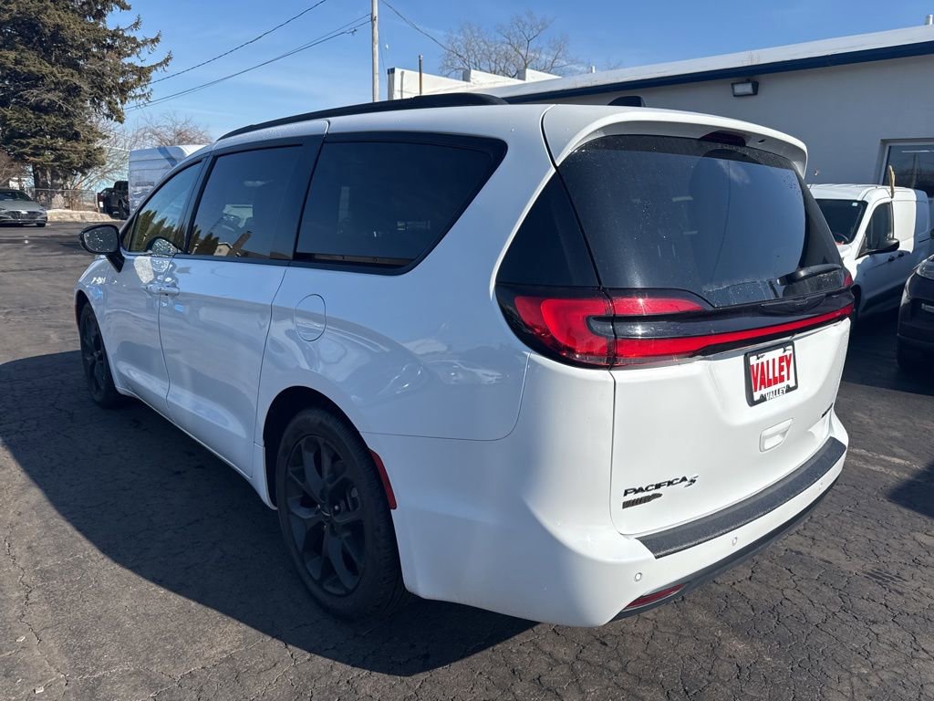Used 2025 Chrysler Pacifica Limited image 12