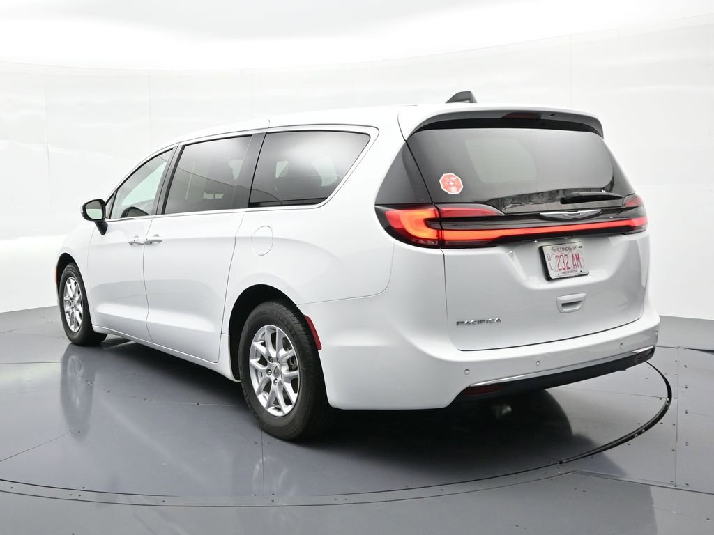 Used 2023 Chrysler Pacifica Touring-L FWD image 8