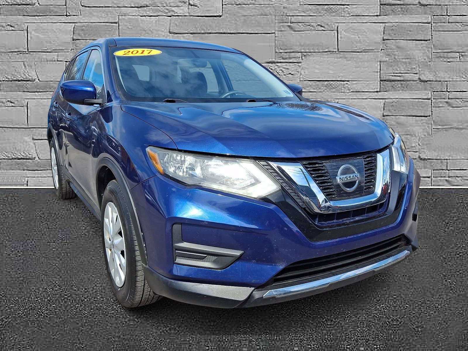 Used 2017 Nissan Rogue S image 2