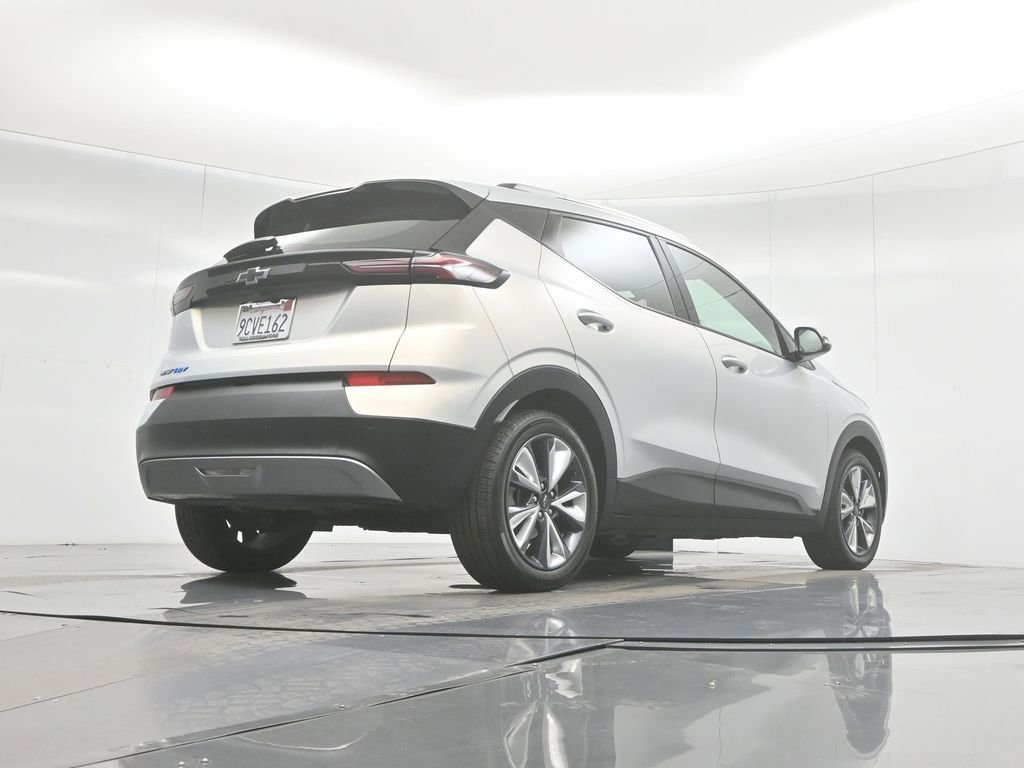 Used 2022 Chevrolet Bolt EUV LT w/ Convenience Package image 16