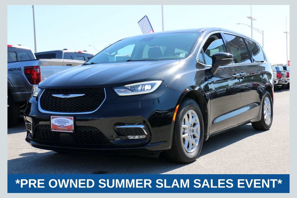 Used 2023 Chrysler Pacifica Touring-L FWD image 1
