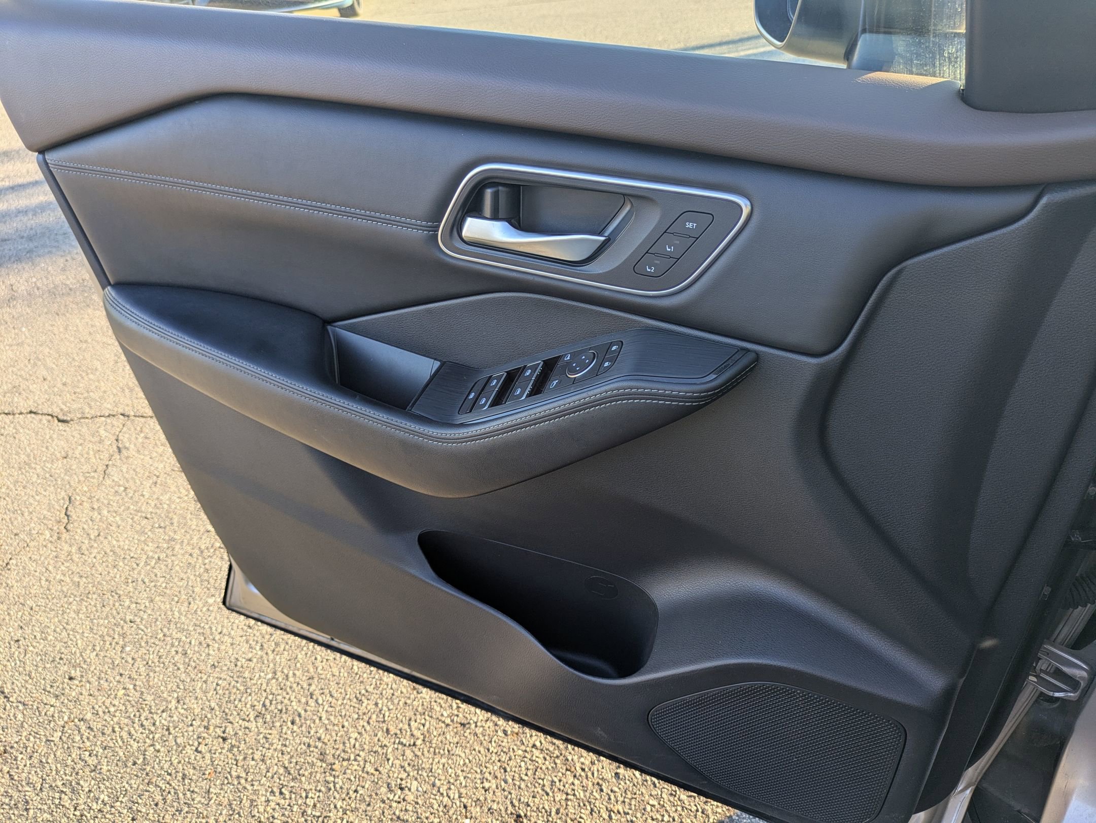 Used 2023 Nissan Rogue Platinum w/ Platinum Premium Package image 12