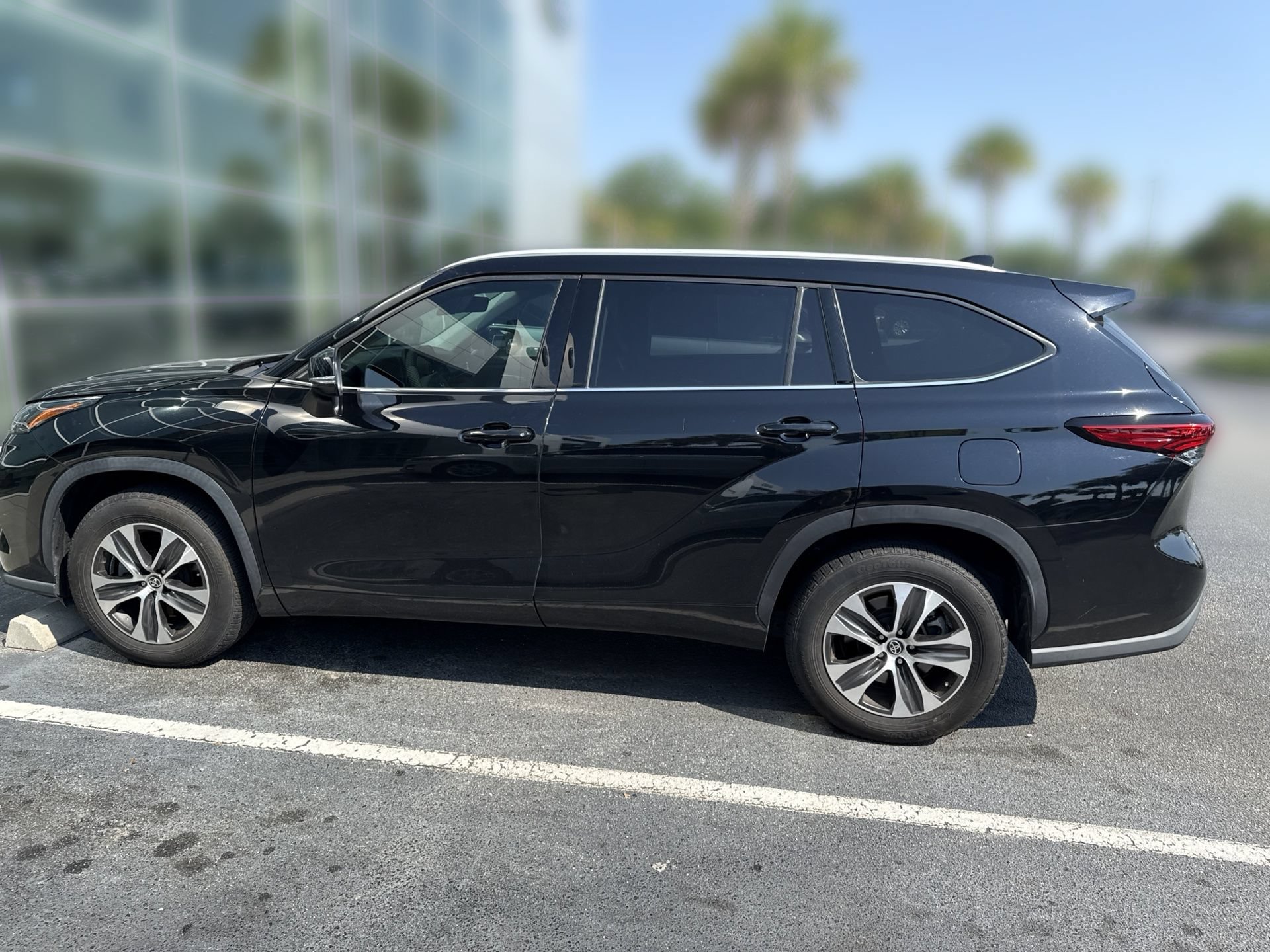 Used 2022 Toyota Highlander XLE FWD image 8