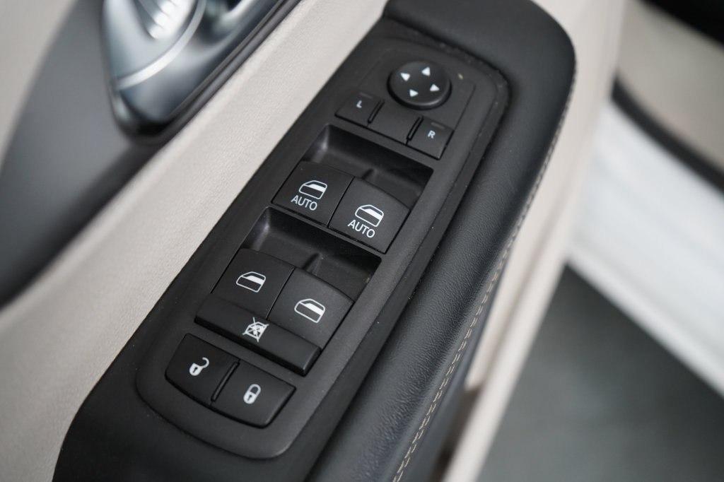 Used 2024 Chrysler Pacifica Limited FWD image 19