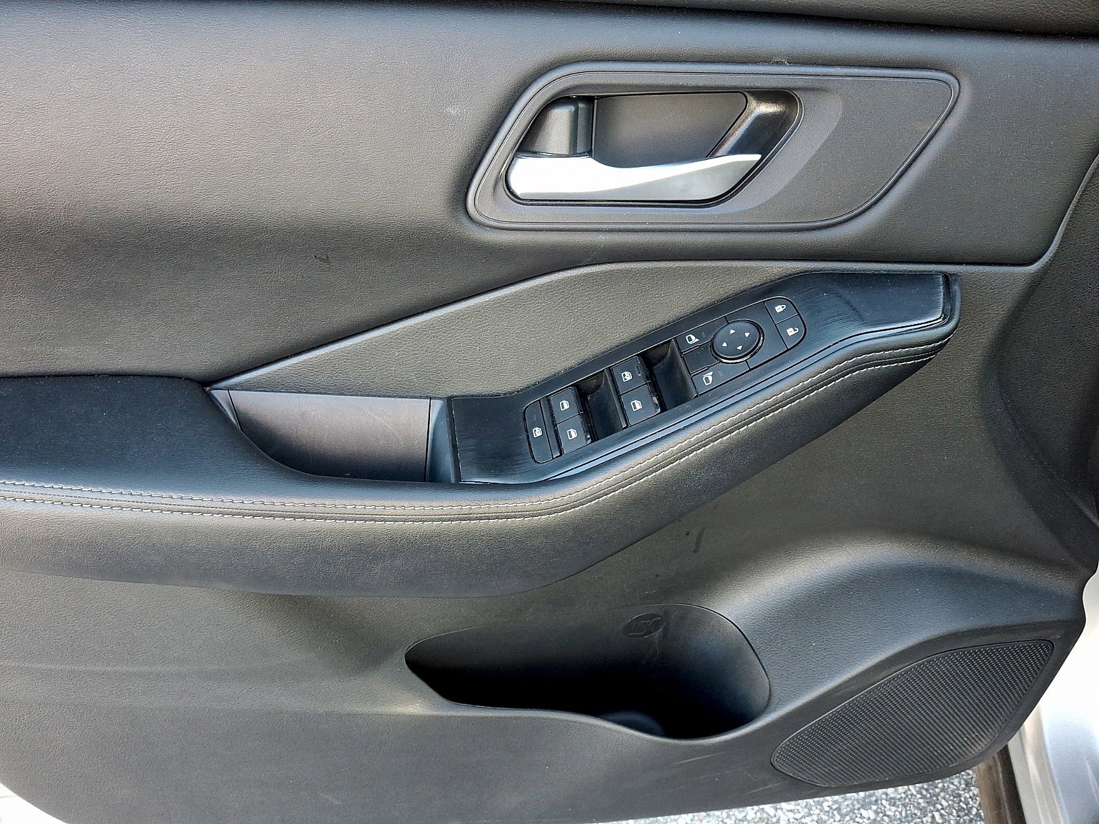 Used 2024 Nissan Rogue SV AWD/4WD image 11