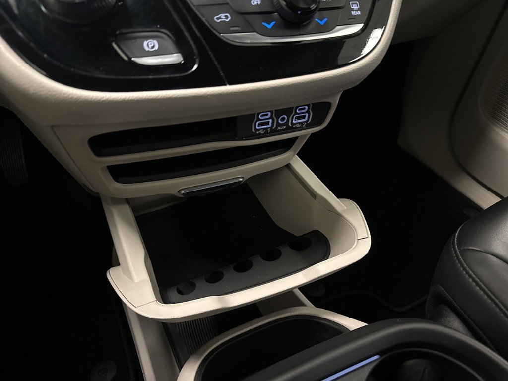 Used 2023 Chrysler Pacifica Touring-L image 29