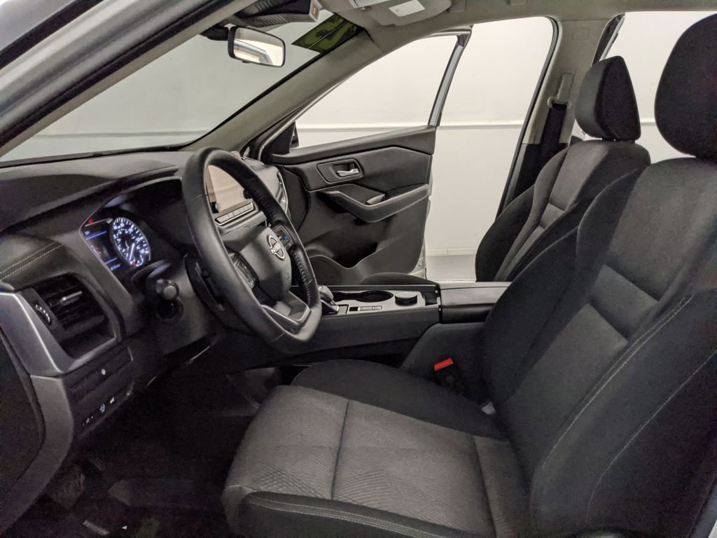 Used 2025 Nissan Rogue SV image 16