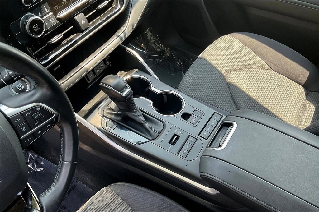 Used 2021 Toyota Highlander LE image 17