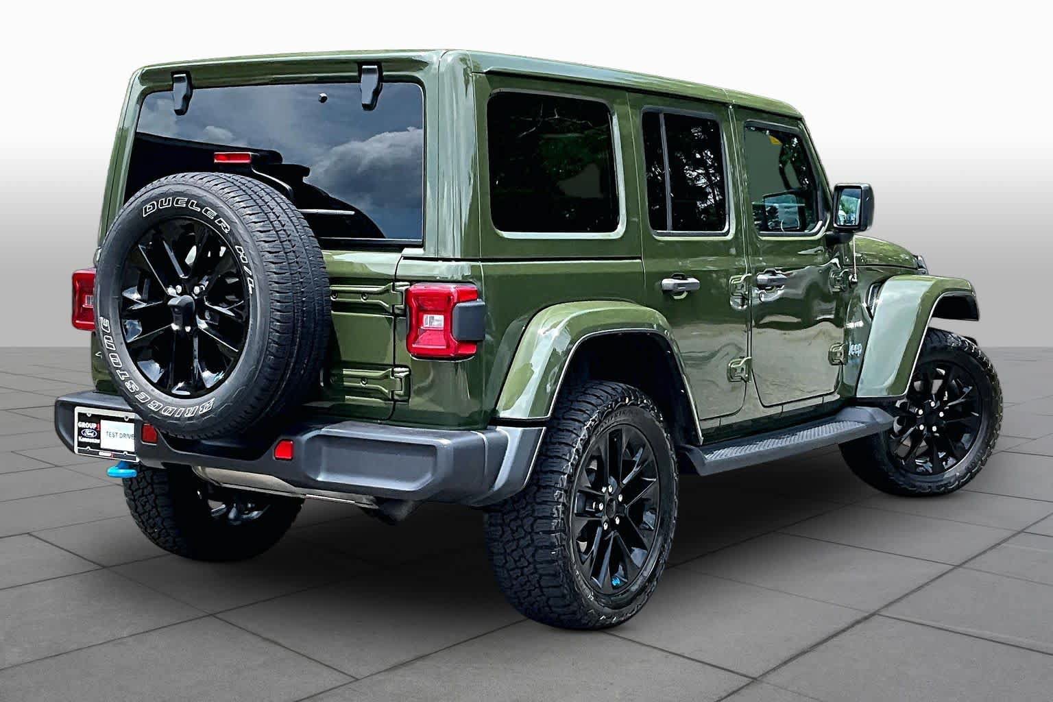 Used 2022 Jeep Wrangler Unlimited Sahara w/ Cold Weather Group AWD/4WD image 13