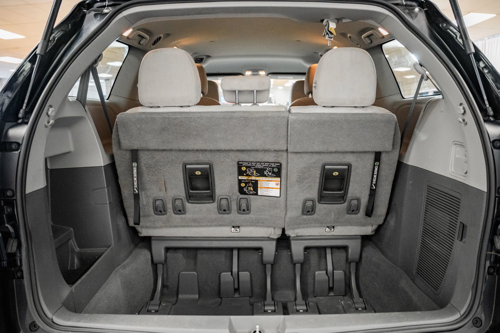 Used 2020 Toyota Sienna L image 17