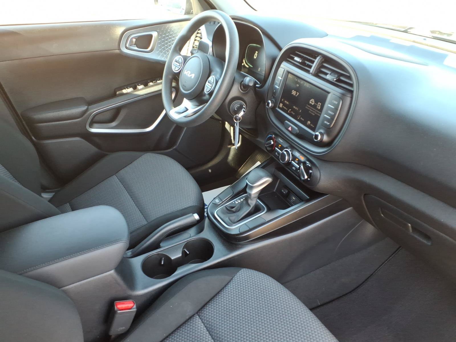Used 2025 Kia Soul LX w/ LX Technology Package FWD image 10