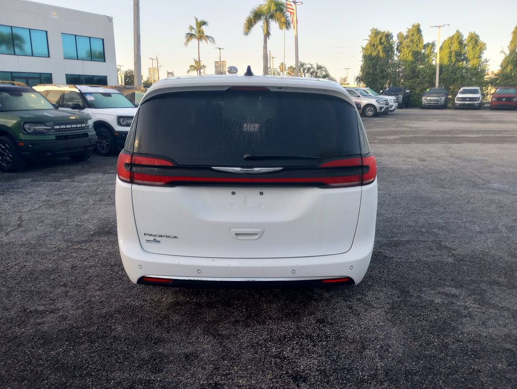 Used 2023 Chrysler Pacifica Touring-L FWD image 6
