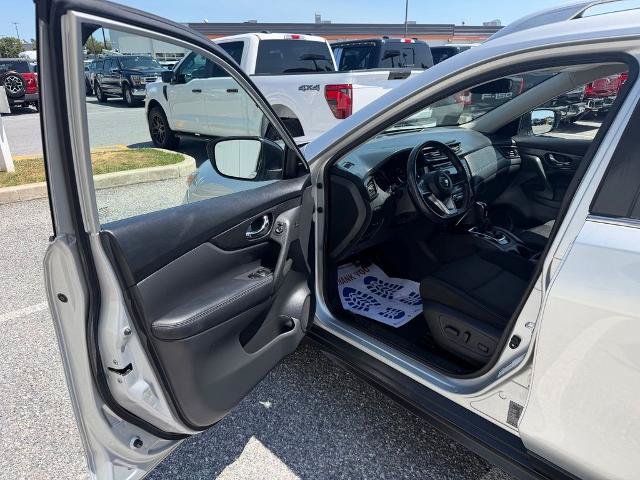Used 2018 Nissan Rogue SV w/ Premium Package AWD/4WD image 10