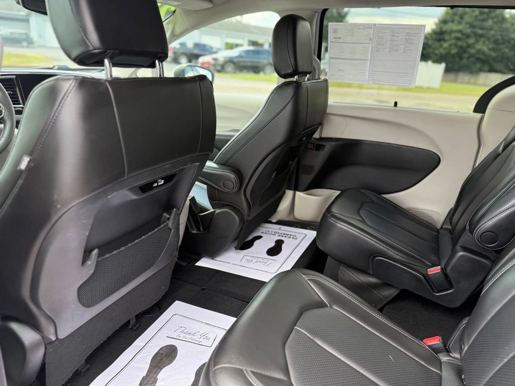 Used 2023 Chrysler Pacifica Touring-L FWD image 18