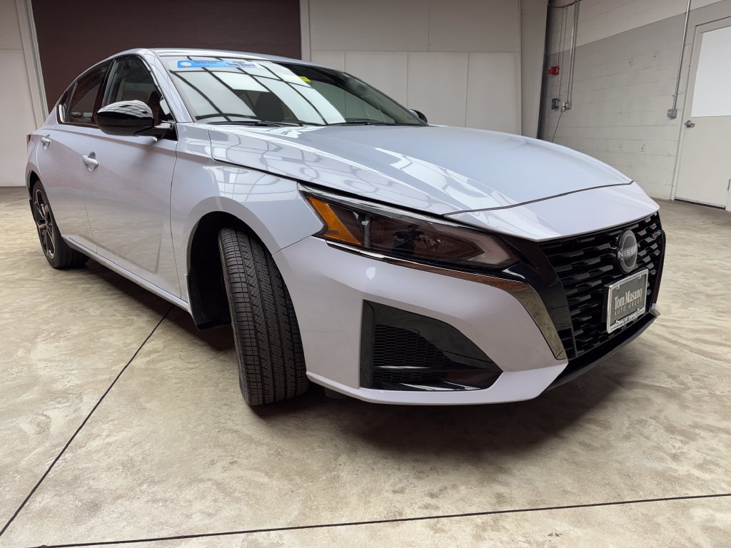 Used 2023 Nissan Altima 2.5 SR FWD image 6