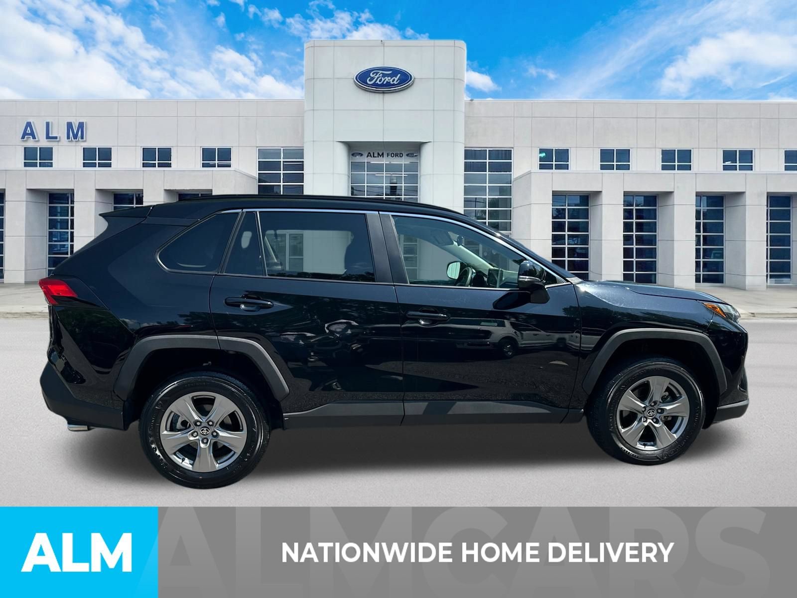 Used 2025 Toyota RAV4 XLE FWD image 4