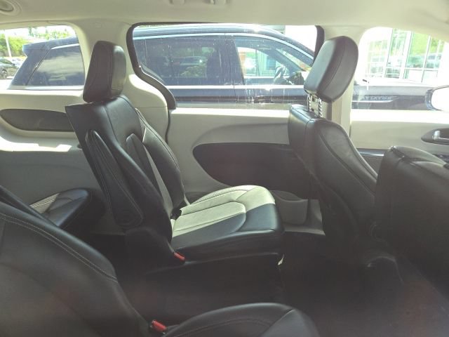 Used 2024 Chrysler Pacifica Limited FWD image 5