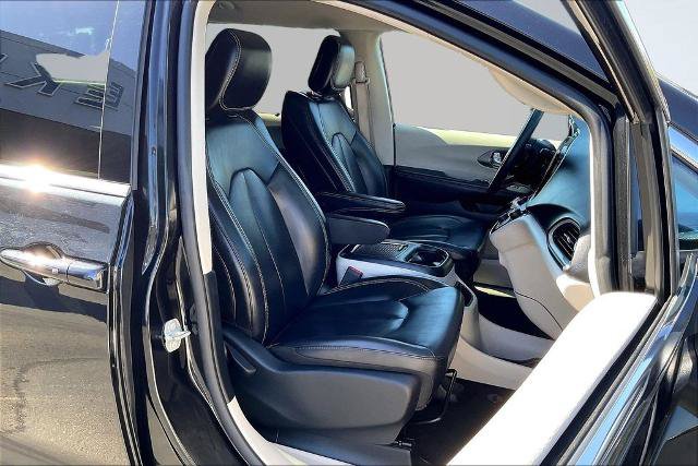 Used 2023 Chrysler Pacifica Touring-L FWD image 7