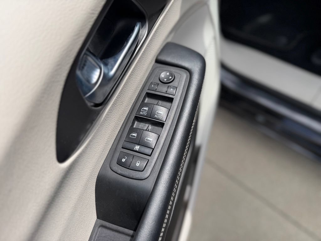 Used 2022 Chrysler Pacifica Touring-L FWD image 11