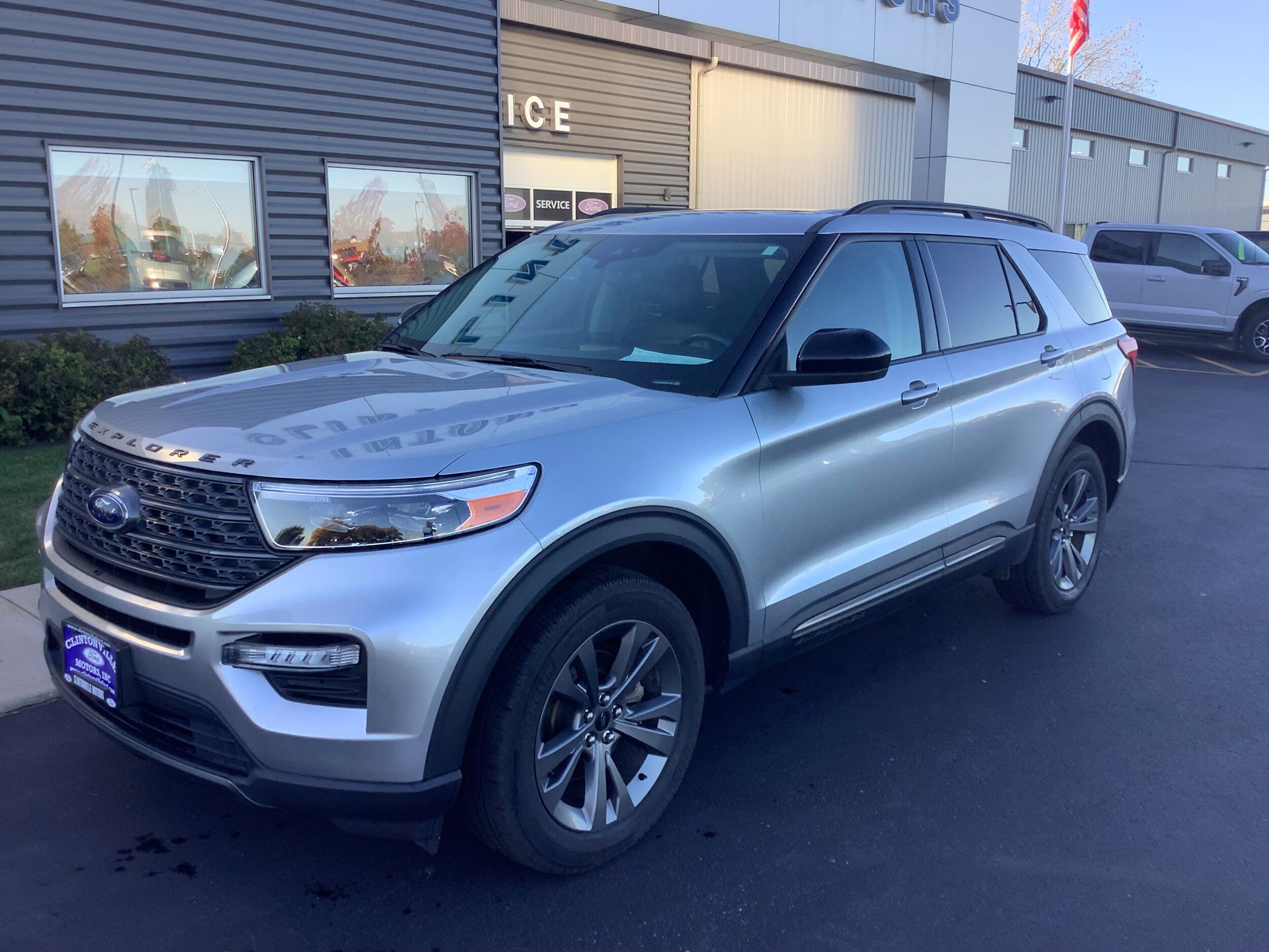 Certified 2024 Ford Explorer XLT w/ Equipment Group 202A AWD/4WD image 4