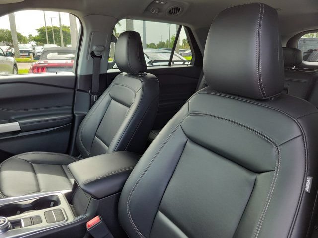 Certified 2022 Ford Explorer XLT w/ Equipment Group 202A RWD image 5