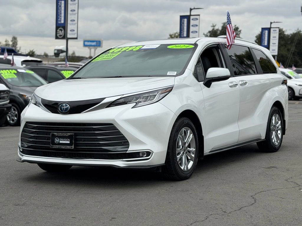 Used 2024 Toyota Sienna Limited FWD image 6