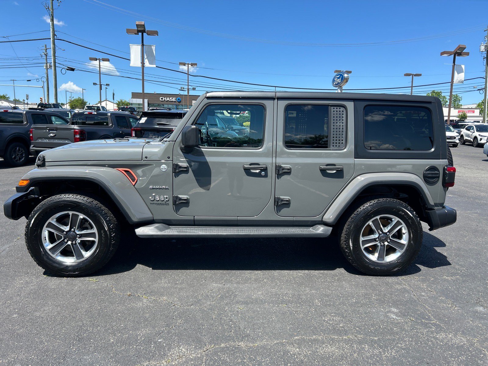 Used 2020 Jeep Wrangler Unlimited Sahara AWD/4WD image 4