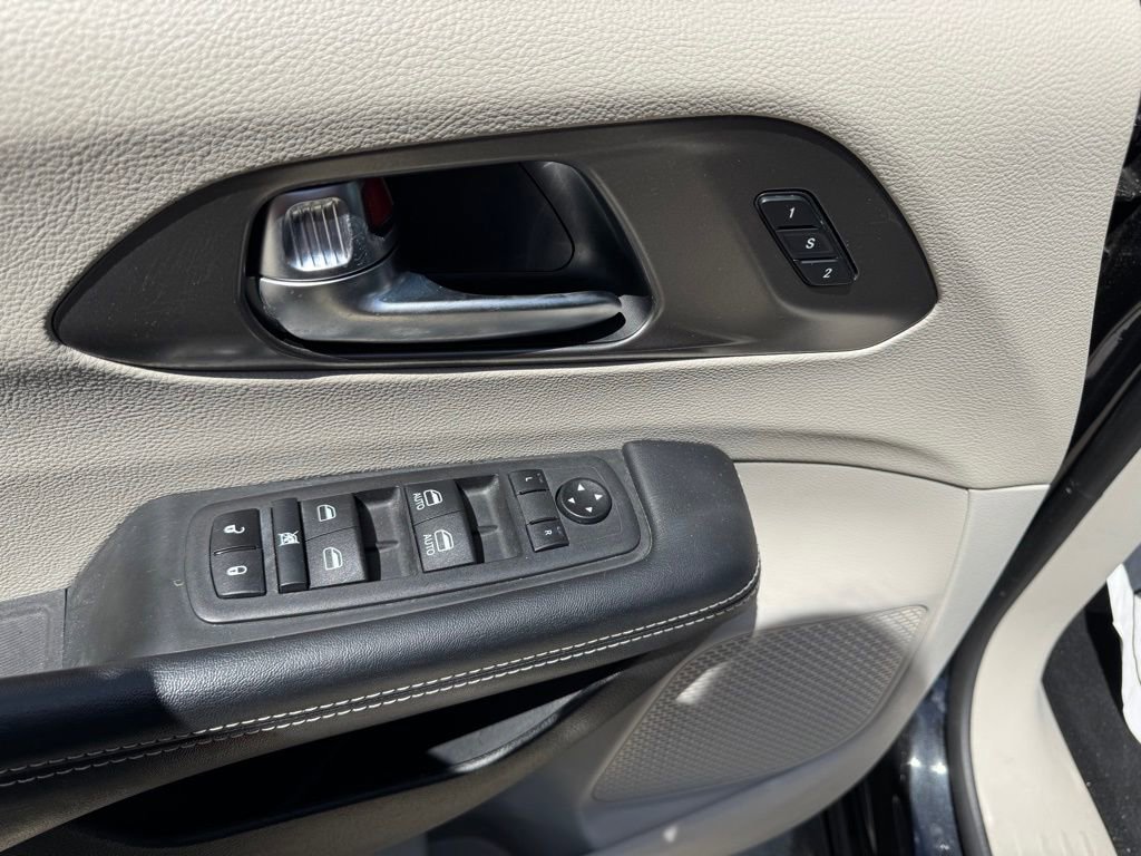 Used 2023 Chrysler Pacifica Touring-L FWD image 11