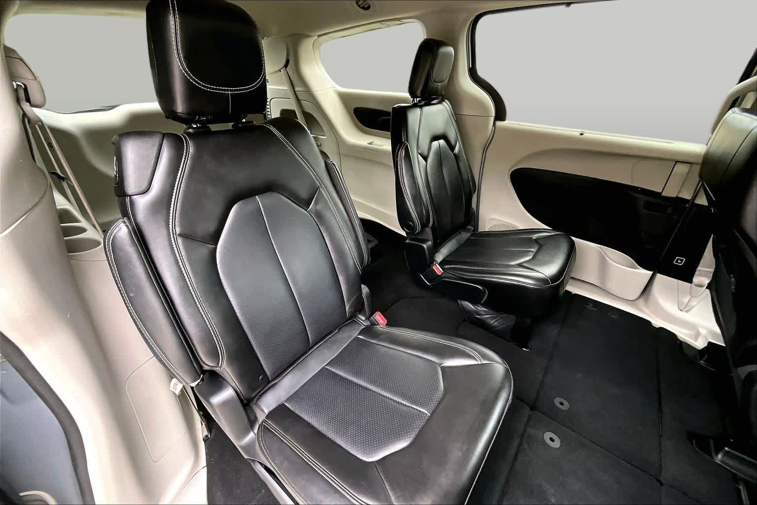 Used 2023 Chrysler Pacifica Touring-L FWD image 20