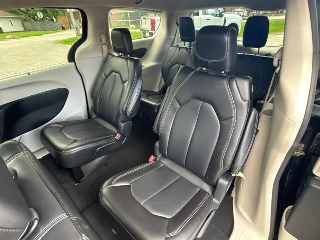 Used 2023 Chrysler Pacifica Touring-L FWD image 25