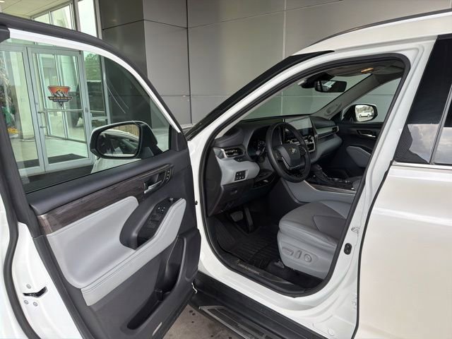 Used 2021 Toyota Highlander Limited FWD image 12