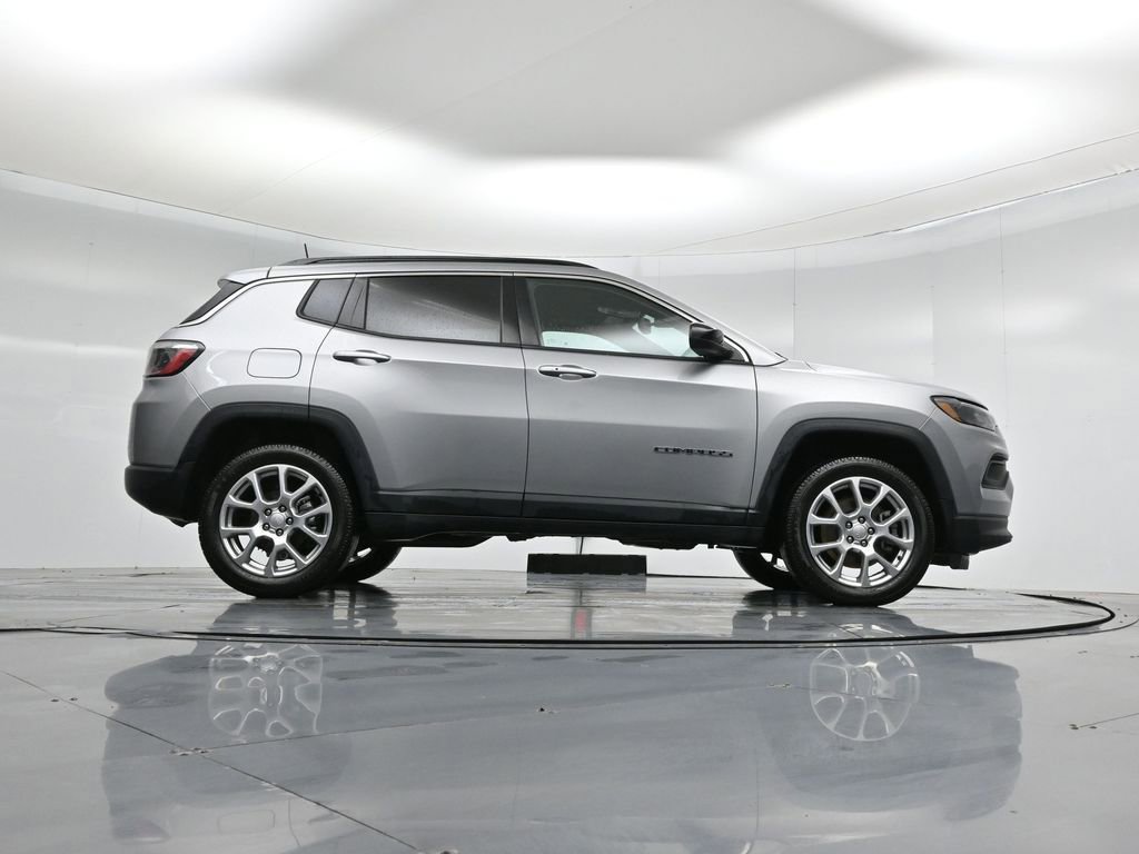 Used 2023 Jeep Compass Latitude image 32