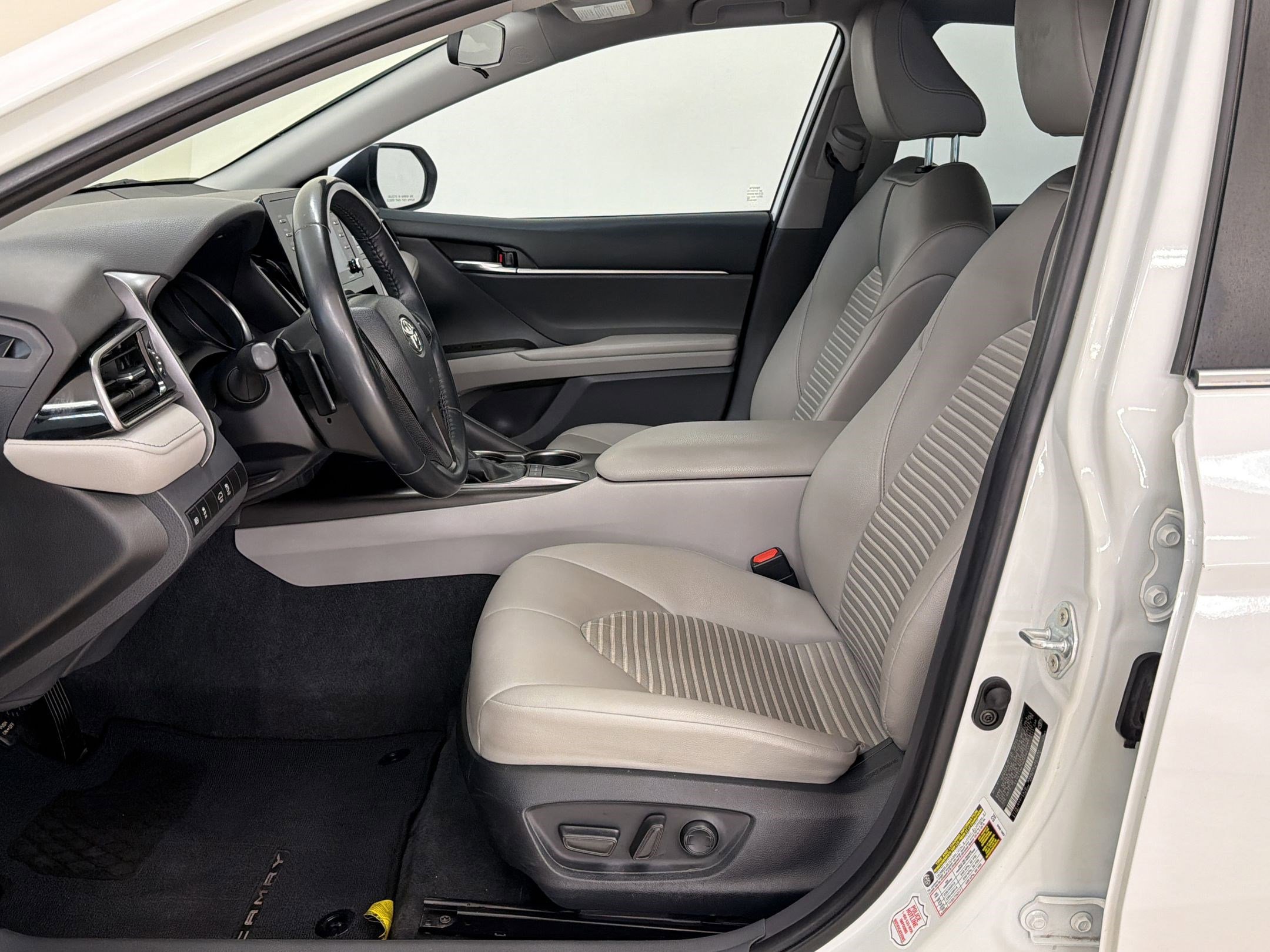 Used 2022 Toyota Camry SE FWD image 5