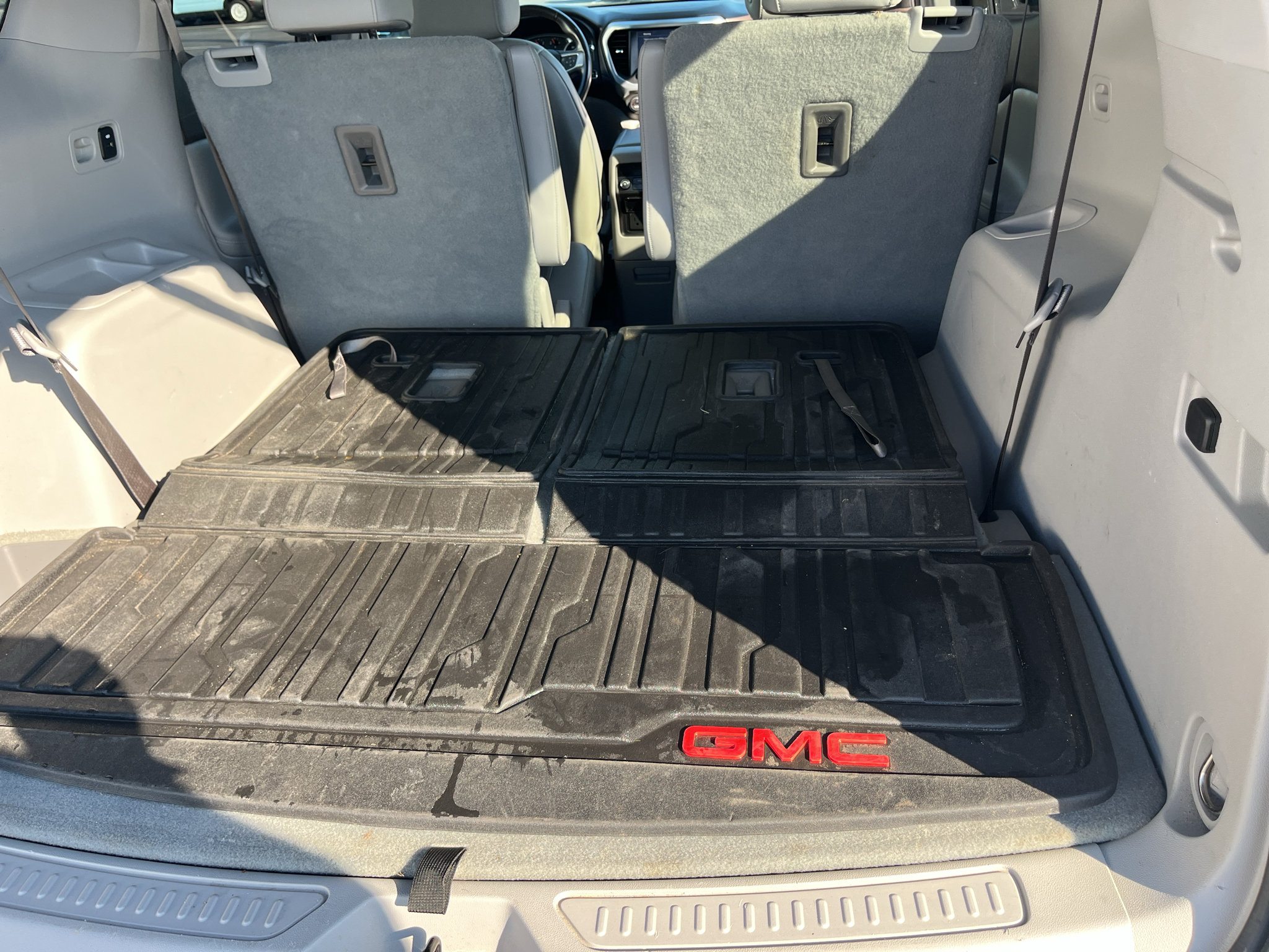 Used 2021 GMC Acadia SLT w/ LPO, Bright Accent Package FWD image 7