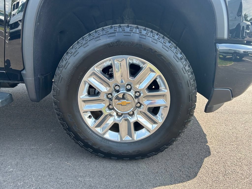 Used 2025 Chevrolet Silverado 2500 High Country w/ High Country Premium Package AWD/4WD image 11
