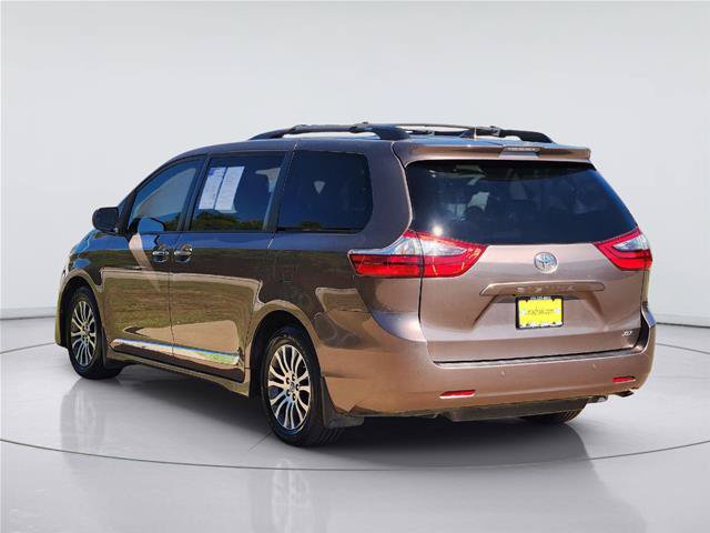 Used 2020 Toyota Sienna XLE Premium FWD image 4