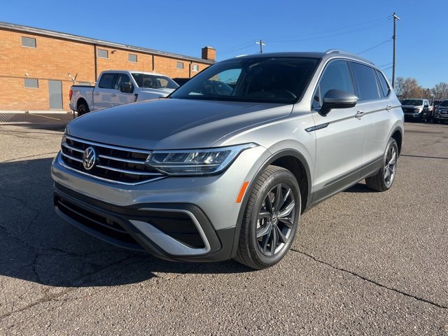 Used 2022 Volkswagen Tiguan SE w/ Panoramic Sunroof Package image 2