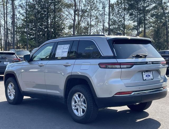 Used 2024 Jeep Grand Cherokee Laredo image 3