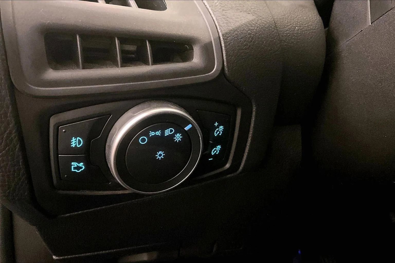 Certified 2017 Ford Focus SEL w/ Cold Weather Package image 30