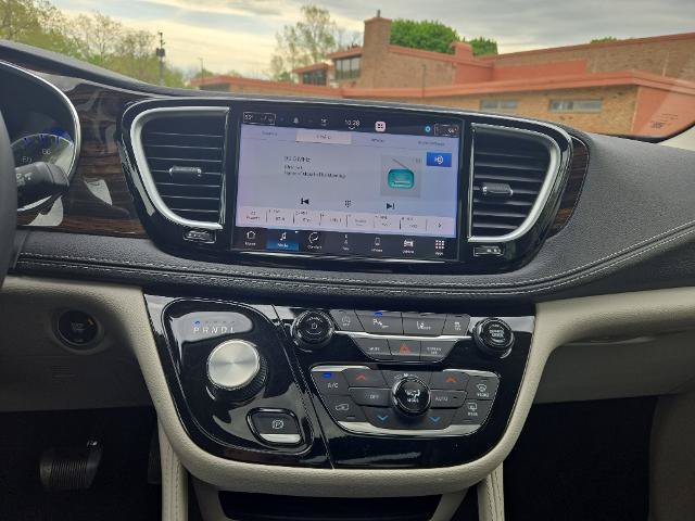 Used 2023 Chrysler Pacifica Limited AWD/4WD image 23