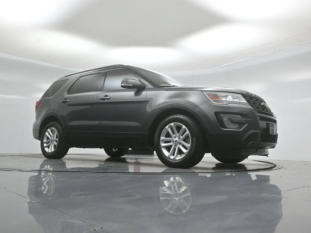 Certified 2017 Ford Explorer XLT w/ Equipment Group 202A FWD image 4